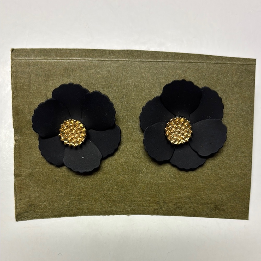 Black flower earrings with gold center